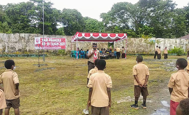 UPACARA - Suasana upacara peringatan HUT Pramuka ke 59 di Mimika yang digelar di SD Inpres I Kwamki, Distrik Kwamki Narama. (Foto : Muji/SP)