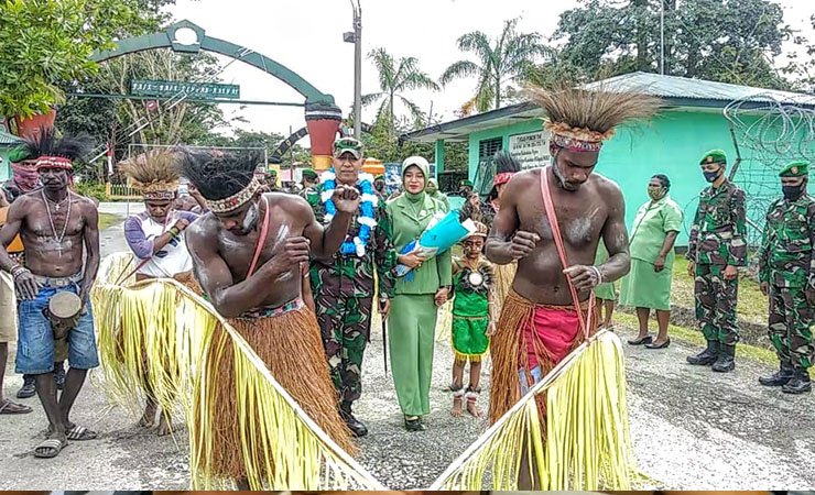 SAMBUT | Tarian Perahu Suku Kamoro menyambut kedatangan Letkol Inf Yoga Cahya Prasetya sebagai Dandim 1710 Mimika. (Foto: Muji/SP)