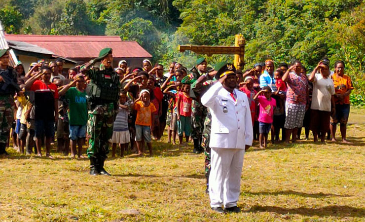 UPACARA - Suasana upacara bendera HUT ke 75 Republik Indonesia yang dilaksanakan di Kampung Beanakogom, Distrik Tembagapura, Mimika, Papua. (Foto : Ist/SP)