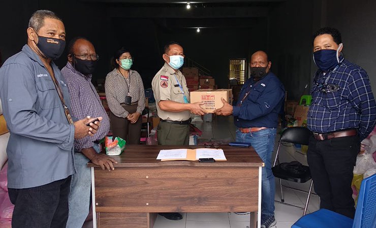 PENYERAHAN - Penyerahan bantuan secara simbolis dari PT Freeport Indonesia kepada BPBD Mimika untuk korban longsor di wilayah Distrik Tembagapura. (Foto : Ist/SP)