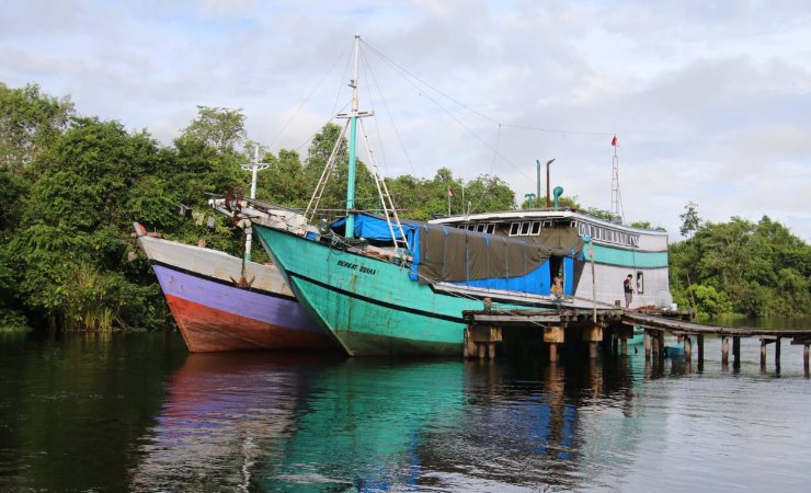 TOKO TERAPUNG | Kapal Berkat Usaha berlabuh di Perbatasan Kabupaten Asmat dan Kabupaten MAPPI. (Foto: Sevianto Pakiding/SP)