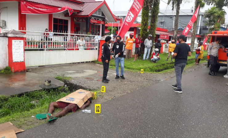 TKP | Aparat kepolisian saat melakukan olah TKP terhadap seorang warga yang ditemukan tewas di depan Kantor Telkom Timika. (Foto: Ist/SP)