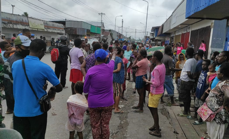 RAMAI | Suasana keributan yang terjadi di Jalan Bhayangkara Mimika,Papua. (Foto: Muji/SP)