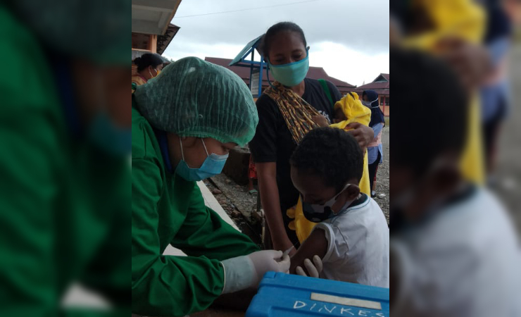 IMUNISASI | Pelaksanaan imunisasi yang dilakukan petugas dari Puskesmas Pasar Sentral di SD Santa Maria dan SD Koperapoka 2. (Foto: Ist/SP)