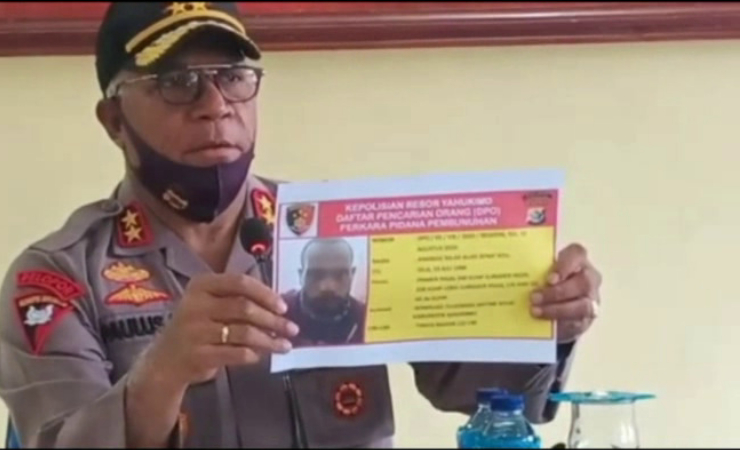 TUNJUKAN | Kapolda Papua, Irjen Pol Paulus Waterpauw saat menunjukan foto pelaku utama pembunuhan Staf KPU Yahukimo. (Foto: Istiemewa)