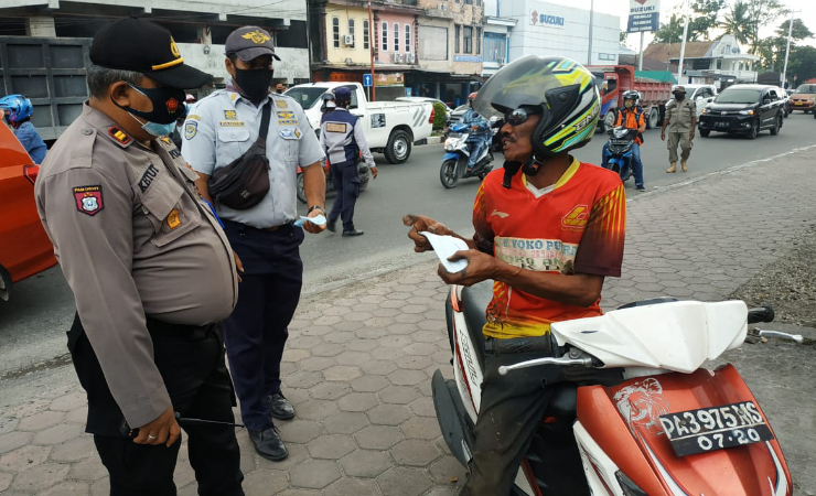 RAZIA | Petugas gabungan melakukan razia masker di sejumlah titik di kota Timika, Selasa (22/9). (Foto: Saldi/SP)