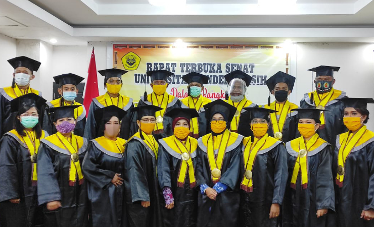 WISUDA - 19 Mahasiswa Magister Il Ilmu Ekonomi dan Bisnis Universitas Cenderawasih usai menjalani wisuda tahun akademik 2019/2020. (Foto : Muji/SP)