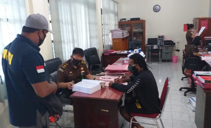 PEMERIKSAAN - Jaksa Penuntut Umum (JPU) Kejaksaan Negeri Mimika saat melakukan pemeriksaan terhadap tersangka penghinaan terhadap Kapolda Papua. (Foto : Ist/SP)