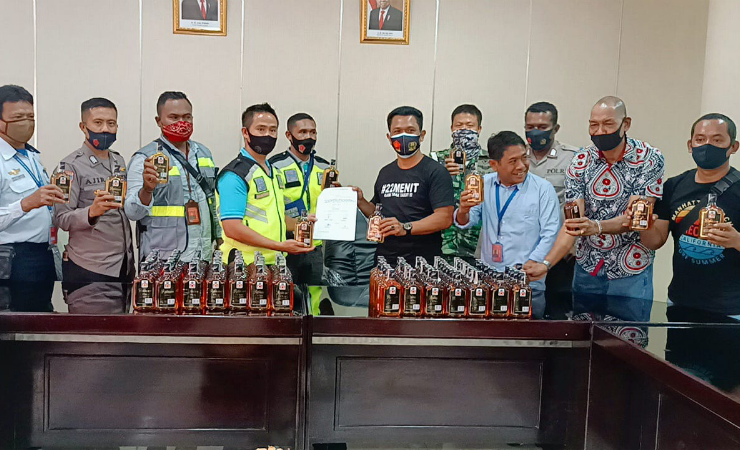 PENYERAHAN | Kasi Ops UPBU Mozes Kilangin Timika Anton Pasoro menyerahkan barang bukti 144 botol Miras kepada petugas Polsek Kawasan Bandara Mozes Kilangin Timika. (Foto: Ist/SP)