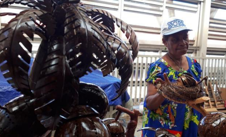 KERAJINAN | Yane Maria Nari, sosok inspiratif pembuat kerajinan berbahan tempurung kelapa beromzet puluhan juta rupiah. (Foto: Ist/Pertamina)