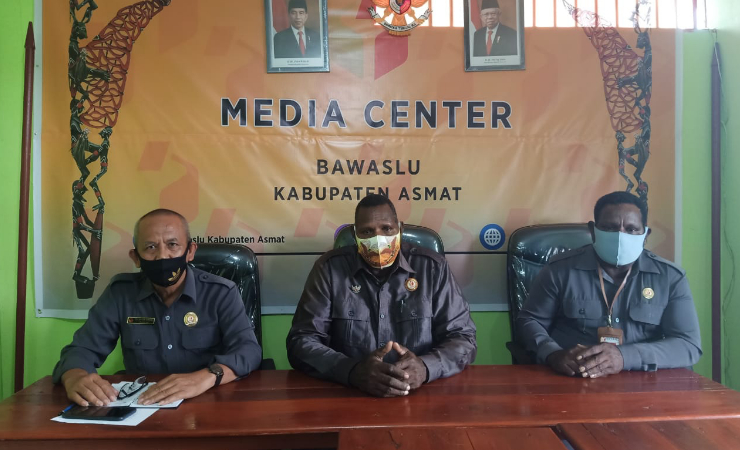 KETERANGAN PERS | Komisioner Bawaslu Asmat menggelar konfrensi pers terkait temuan DPS bermasalah. (Foto: Fagi)