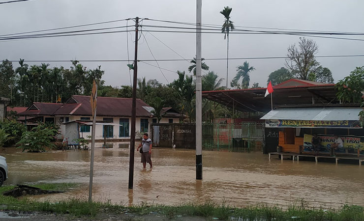 GENANGAN | Air menggenangi rumah di kawasan SP3, Timika. (Foto: Ist)