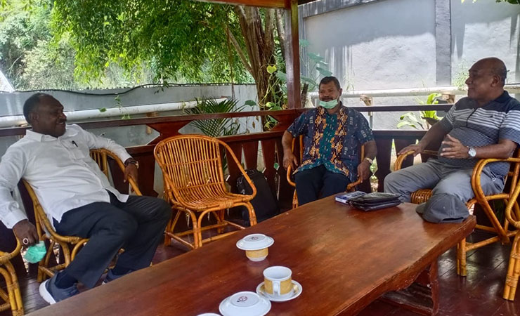 KOORDINASI | Bupati Puncak Papua Willem Wandik, bersama Sekda Puncak Drs. Abraham Bisay dan Kepala Badan Kepegawean Elkana Waropen, saat melakukan koordinasi terkait rencana pengumuman Hasil CPNS Kabupaten Puncak (Foto: Ist))