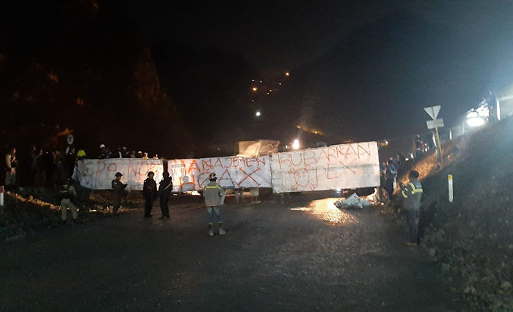 BLOKADE | Karyawan Freeport kembali melakukan aksi pemalangan di Mile Post 72 Tembagapura. (Foto: Ist)