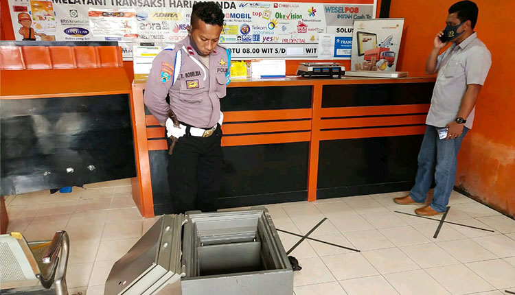 BOBOL | Petugaas kepolisian melakukan pemeriksaan terhadap brankas milik Kantor Pos Pembantu di Jalan Budi Utomo, Mimika, Papua yang dibobol pelaku. (Foto: Ist/SP)