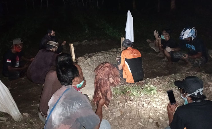 PEMAKAMAN - Suasana pemakaman Anwa warga Jember Jawa Timur, yang ditemukan meninggal di depan ruko Kompleks Irigasi. Foto: Ist/SP