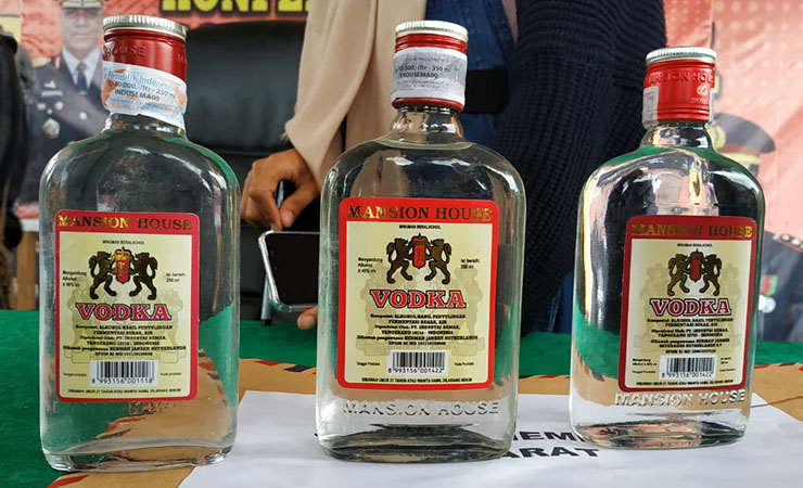MIRAS PALSU | Miras palsu jenis Vodka yang berhasil diamankan petugas dari tempat ITW. (Foto: Saldi/SP)