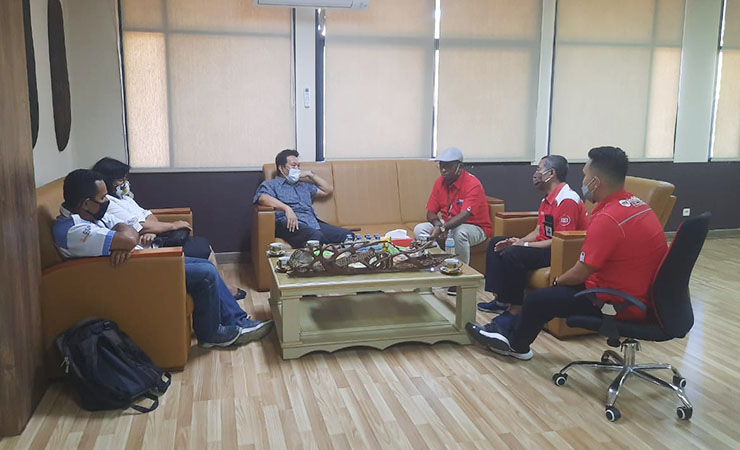 PERTEMUAN | GM Telkom Papua Sugeng Widodo saat lakukan diskusi bersama PB PON. (Foto Vidi/SP)