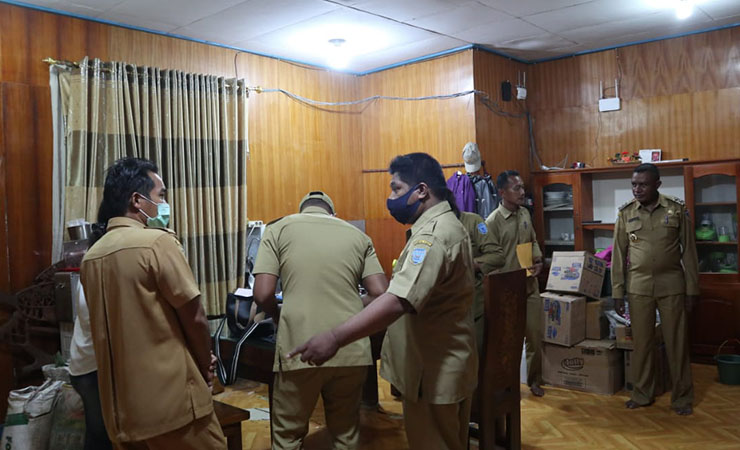 PEMERIKSAAN - Pegawai BPKAD Asmat ketika memeriksa fasilitas milik negara di rumah dinas wakil bupati. Foto: Fagi