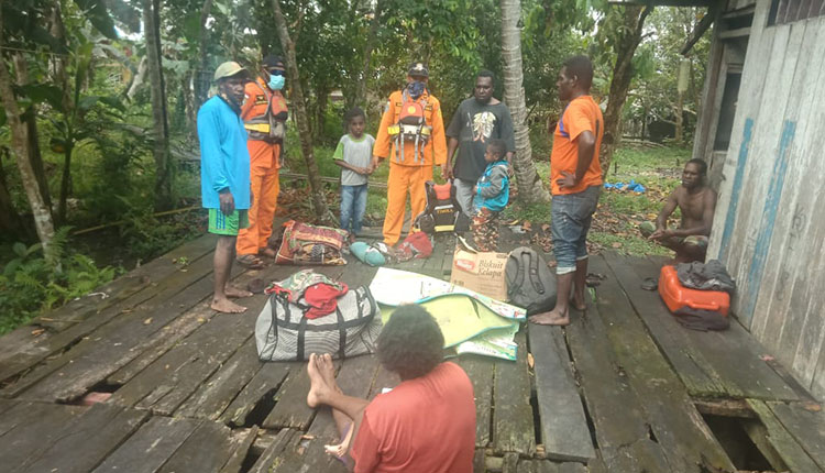 TEMUI | Tim SAR gabungan saat menemui penumpang perahu yang mengalami kerusakan mesin dan ditemukan nelayan. (Foto: Humas SAR Timika)