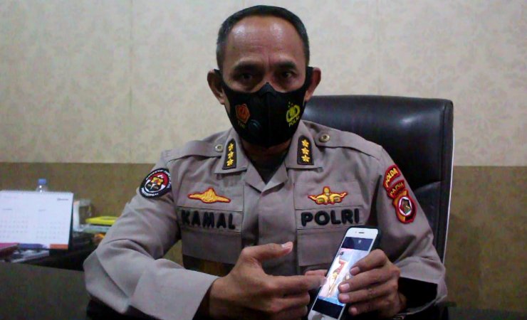 TUNJUKAN | Kabid Humas Polda Papua, Kombes Pol Ahmad Mustofa Kamal menunjukan barang bukti yang diamankan polisi. (Foto: Fnd/SP)