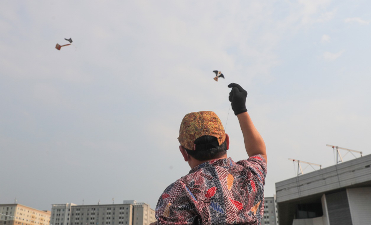 TERBANGKAN | Kemendes PDTT, Abdul Halim Iskandar menerbangkan layang-layang batik (Foto: Ist/SP)