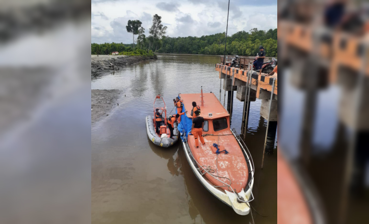TIM KANSAR | Satu Tim Rescue Kansar Timika tengah bersiap menuju lokasi longboat terbalik di Muara Amara. (Foto: Humas Kansar Timika)