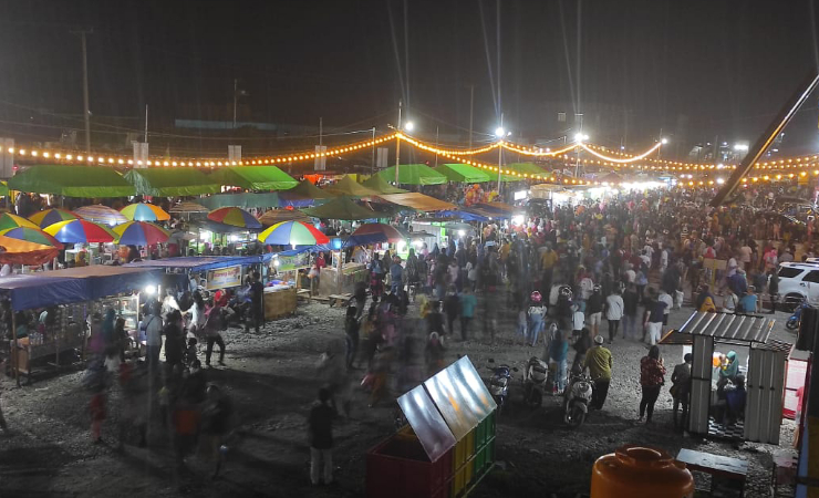 SUASANA | Suasana kawasan kuliner Pasar Sentral Timika pada Sabtu (31/10) malam. (Foto: Muji/SP)