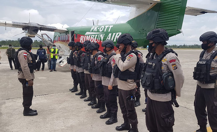 PERSIAPAN - Personel Brimob Batlayon B Mimika, Polda Papua tengah bersiap menaiki pesawat dari Bandara Mozes Kilangin Timika untuk bertolak ke Bandara Ewer, Asmat, Selasa (20/10). Foto: Humas Brimob Yon B Mimika