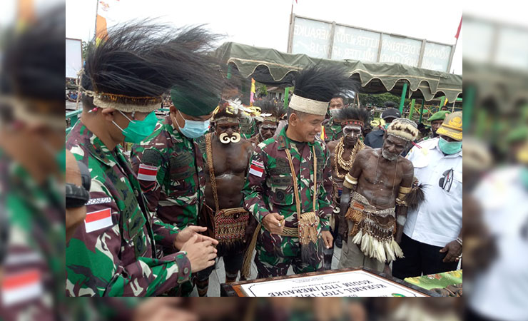 RESMIKAN | Danrem Merauke Bangun Nawoko usai menandatangani prasasti peresmian Koramil Fayit di Asmat. (Foto: Ist)