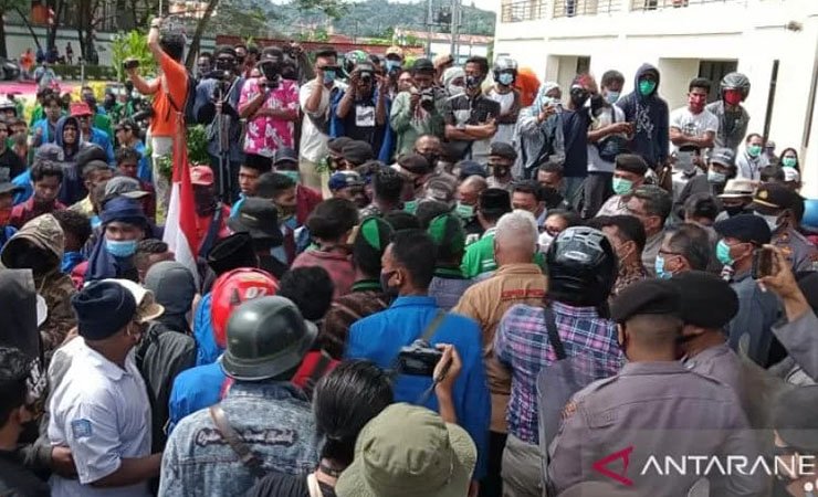 Aksi mahasiswa demo tolak UU Cipta Kerja di kantor DPRD Kota Sorong pada 9 Oktober 2020. ANTARA/Ernes Kakisina