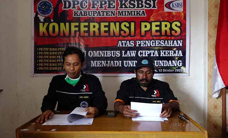 SIKAP - Sekretaris DPC FPE KSBSI, Arianto Kanan (kiri) dan Kabid Konsolidasi, Martinus Yawang saat membacakan sikap buruh terhadap UU Ciptaker.