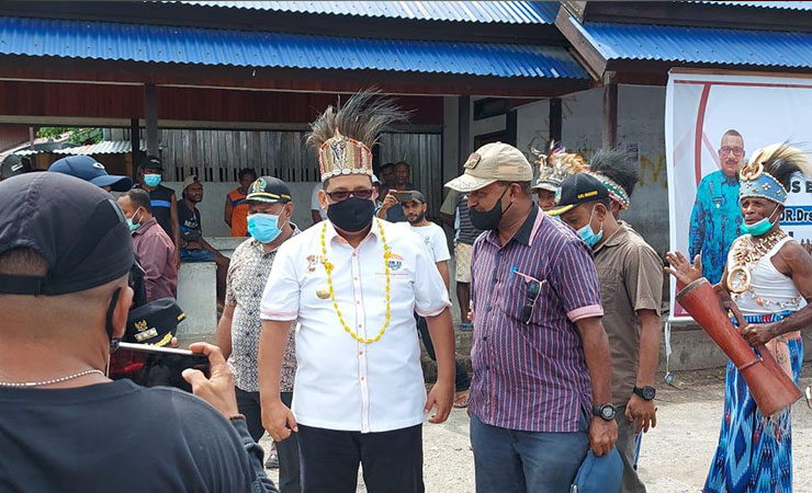 DISAMBUT - Pjs Bupati Waropen Muhammad Musa’ad saat tiba di Kabupaten Waropen dengan penyambutan adat. Foto: Istimewa