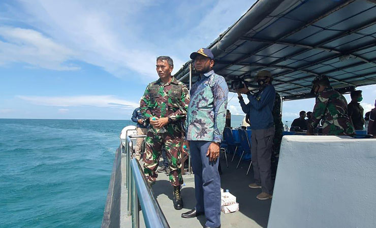 PATROLI- Anggota DPR RI, Yan Mendenas bersama Lantamal X Jayapura melakukan patroli di Teluk Youtefa. Foto: istimewa