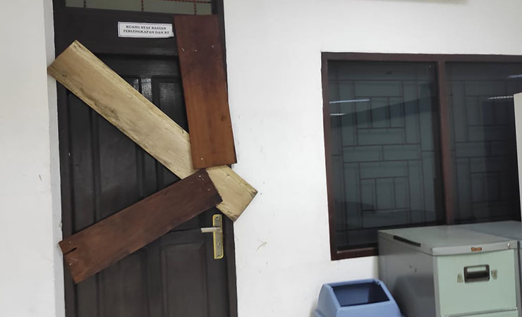 PALANG | Salah satu ruangan yang dipalang oleh seorang anggota DPRD Mimika. (Foto: Muji/SP)