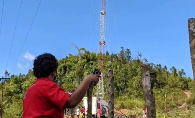 PEMASANGAN | Seorang petugas Telkomsel saat memantau pemasangan akses broadband 4G LTE di wilayah Sumatera. (Foto: Ist/SP)