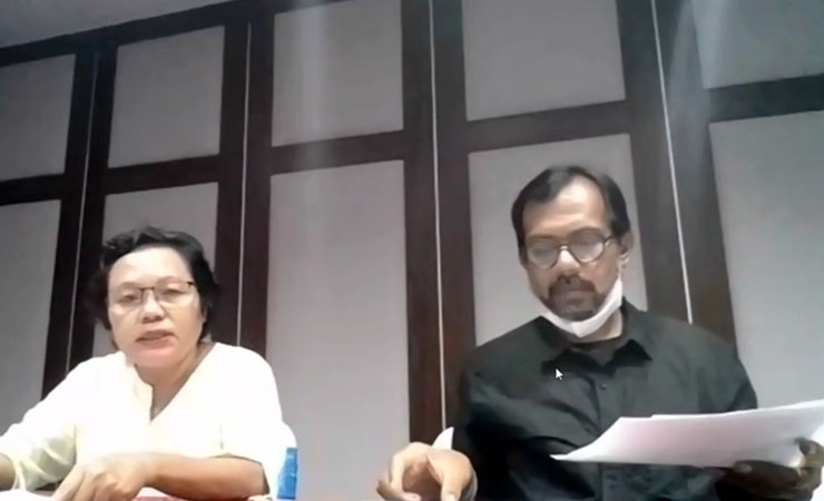 Ketua Tim Independen Kemanusiaan Intan Jaya Haris Azhar (kanan) bersama Pdt. Dora Balubun dalam konferensi pers virtual, Kamis (29/10/2020).