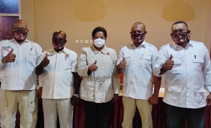 Ketua DPD Partai Gerindra Papua foto bersama Elminus Mom - M Nurman Karupukaro sebagai calon bupati dan calon wakil bupati. (Foto: Muji/SP)