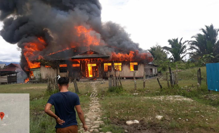 KEBAKARAN | Kantor lama BPMK Nduga terbakar. (Foto: Humas Polda Papua)