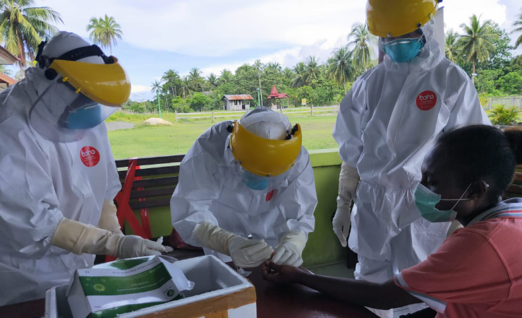 Tenaga kesehatan saat melakukan rapid tes di Sarmi. Foto: Ist/SP