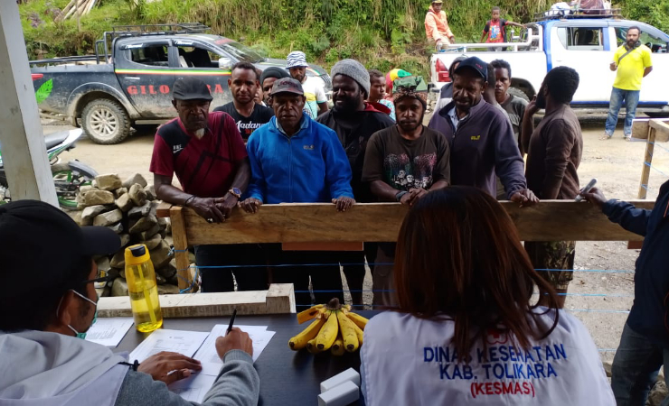 PEMERIKSAAN | Suasana pemeriksaan di salah satu pos di Kabupaten Tolikara. (Foto: Ist/SP)