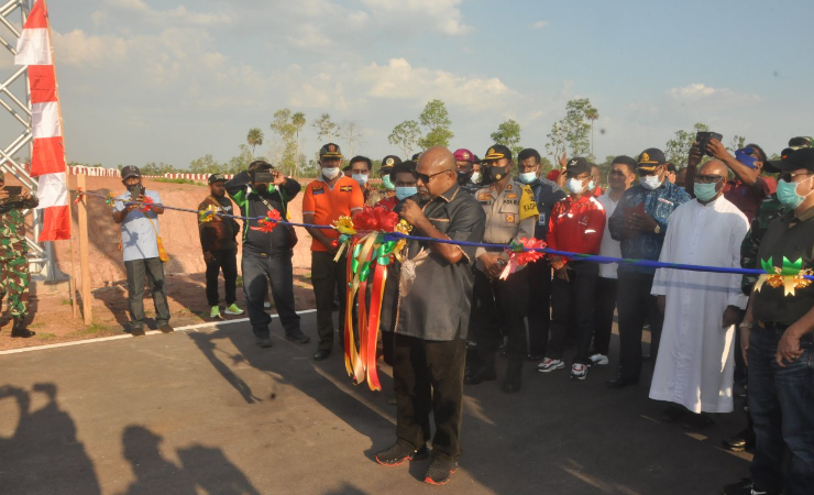 RESMIKAN | Bupati Merauke Frederikus Gebze ketika menggunting pita sebagai tanda peresmian sirkuit balap motor. (Foto: M.Dul)