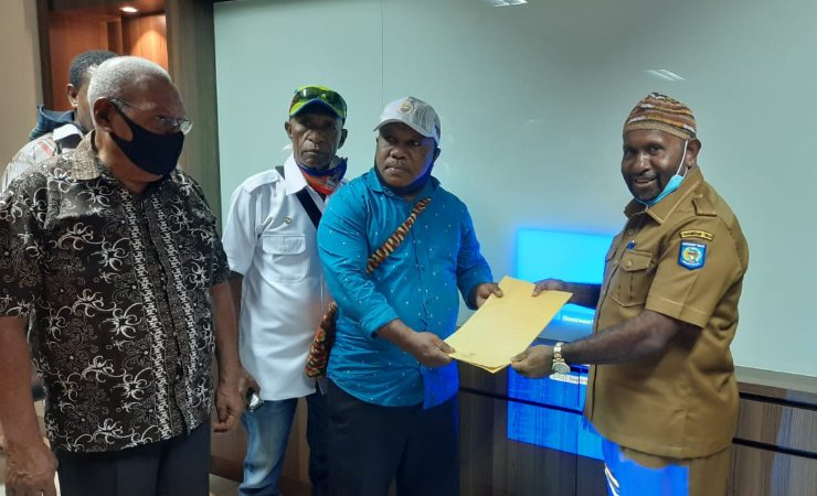 SERAHKAN BERKAS | Ricky Ham Pagawak ketika menyerahkan berkas sebagai calon Ketum Pertina Papua. (Foto: Vidi/SP)