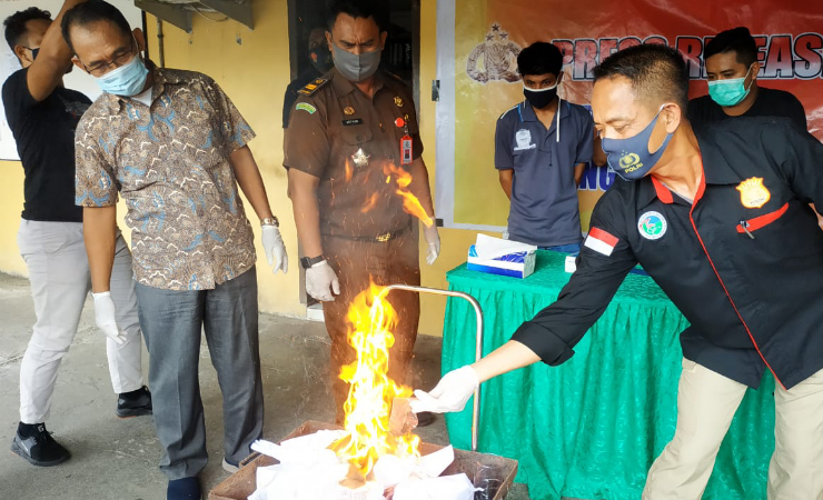 DIBAKAR | Pemusnahan barang bukti narkotika jenis tembakau sintetis dengan cara dibakar, disaksikan para pihak terkait, Rabu (18/11). (Foto: Saldi/SP)
