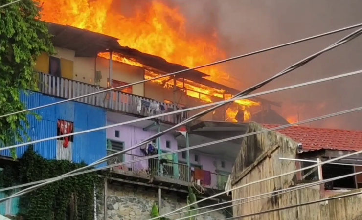 Puluhan rumah di Kelurahan Bhayangkara, Distrik Jayapura Utara Kota Jayapura terbakar.