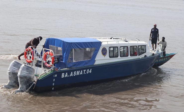 BUS AIR | Salah satu bus air yang telah berada di sungai Agats usai diturunkan dari kapal kontener. (Foto: Fagi)