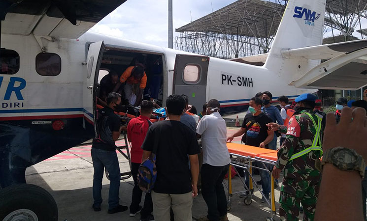 EVAKUASI | Korban penembakan saat dievakuasi di Bandara Mozes Kilangin Timika. (Foto: Ist)