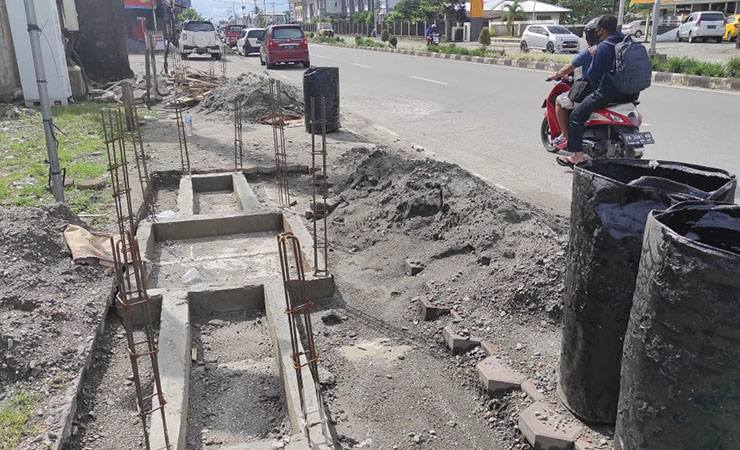 TAMAN - Nampak pembangunan taman di tengah trotoar yang berada di Jalan Cenderawasih. (Foto: Muji/SP)