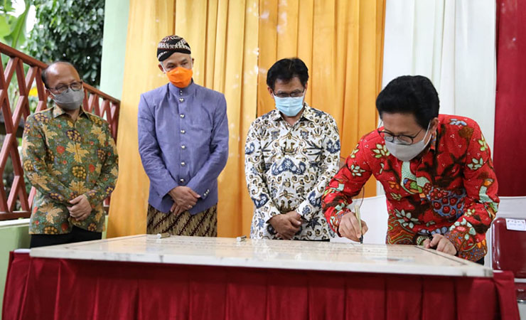 PRASASTI - Menteri Desa PDTT Abdul Halim Iskandar saat menandatangani prasasti pencanangan Desa Inklusif.(Foto : Ist/SP)