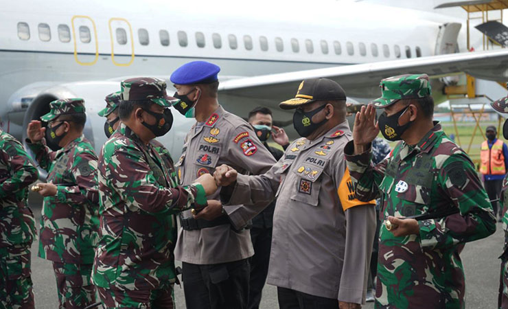 PANGLIMA | Panglima TNI Marsekal Hadi Tjahjanto saat tiba di Bandara Mozes Kilangin Timika. (Foto: Ist/SP)